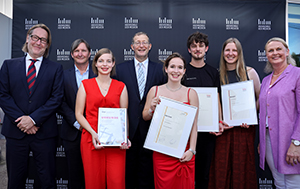 Prof. Dr. Michael Weißhaupt, Prof. Dr. Christoph Häberle, Janina Helber, Prof. Dr. Alexander Roos, Miriam Schröter (in Vertretung für Lea Pagenkopf), Lucas Fiola, Jule Baatzsch und Prof. Dr. Katrin Hassenstein (von li. nach re.). (Foto: Timo Becker) 